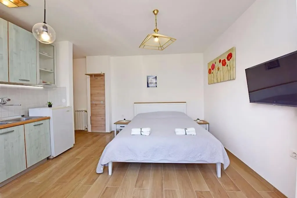Contactos de Mak Charming Close To The Sea