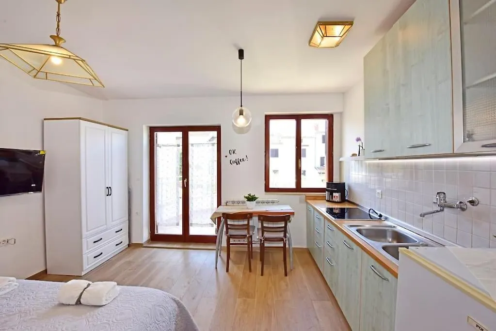 Apartment Mak Charming Close To The Sea Funtana Croatia