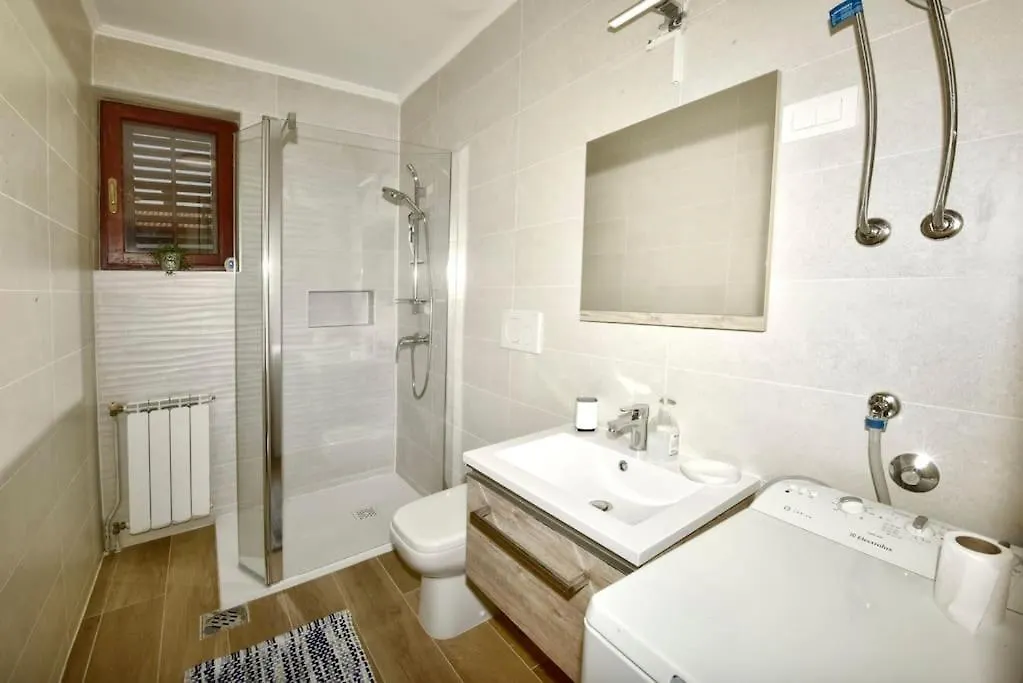 Mak Charming Close To The Sea Funtana Apartment