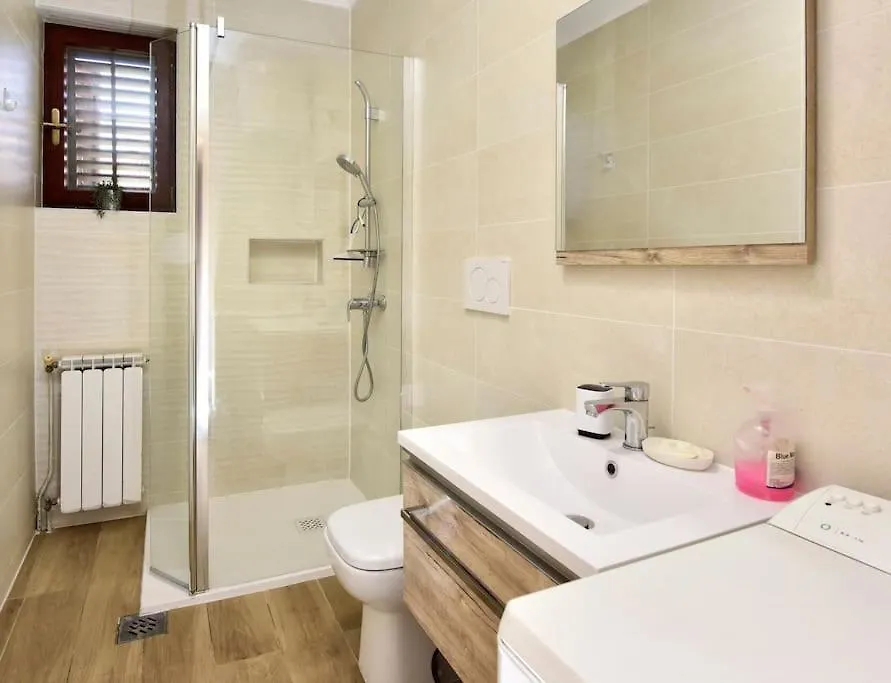 Apartment Mak Charming Close To The Sea Funtana