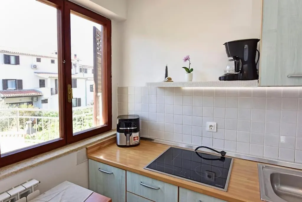 Apartment Mak Charming Close To The Sea Funtana