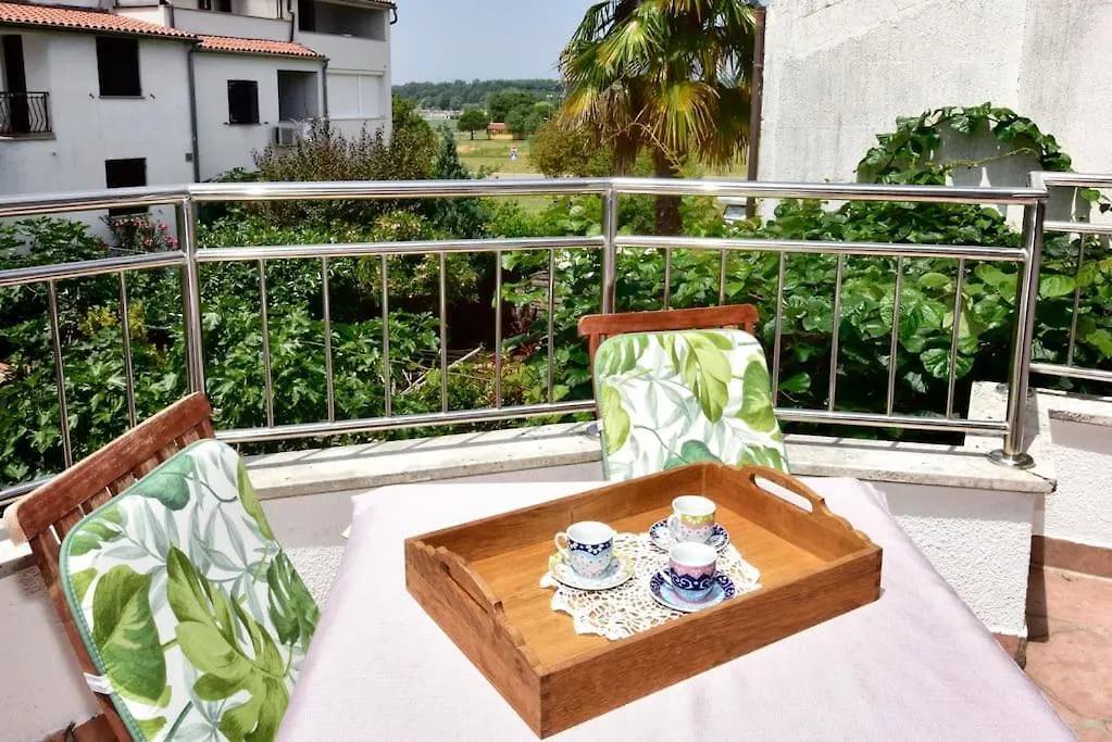 Apartment Mak Charming Close To The Sea Funtana