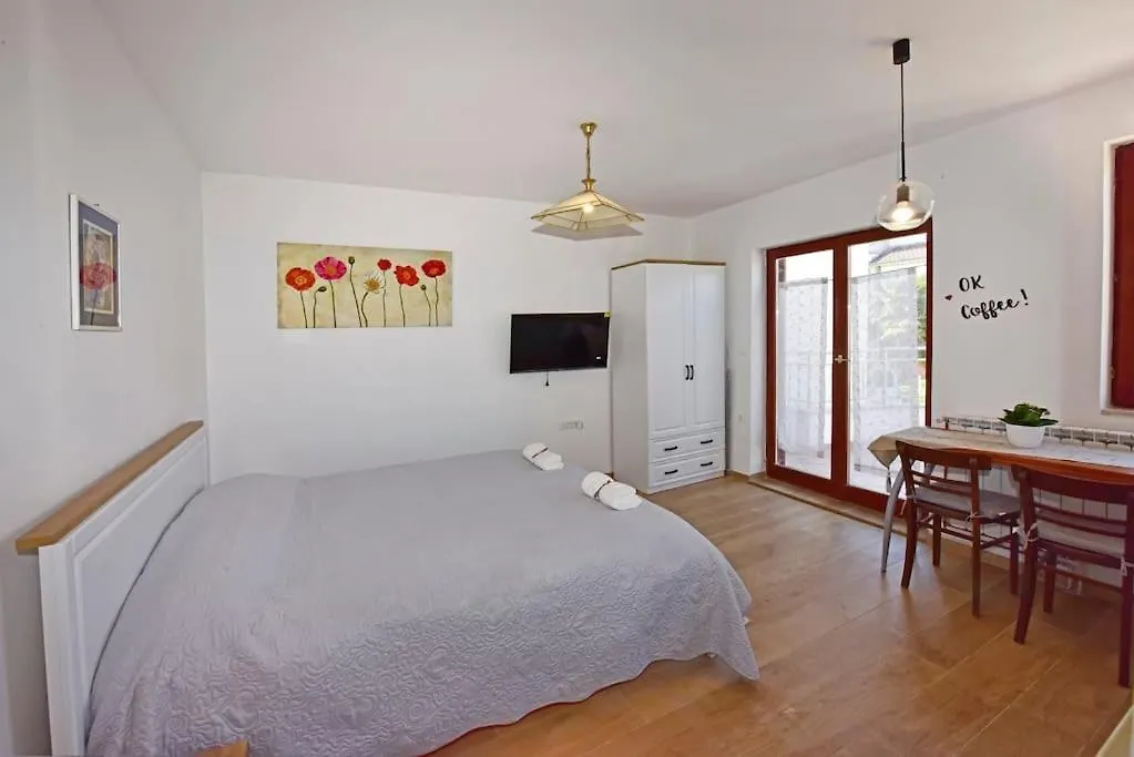 Mak Charming Close To The Sea Funtana Apartment