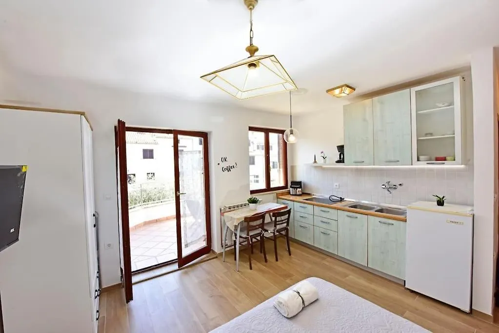 Apartment Mak Charming Close To The Sea Funtana