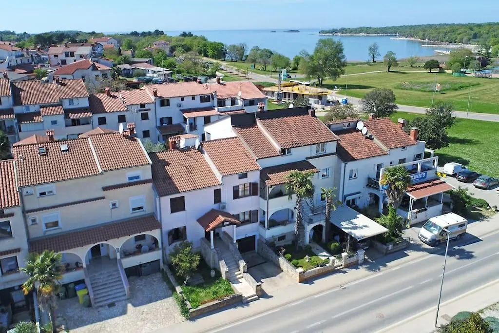 Mak Charming Close To The Sea Funtana Apartment